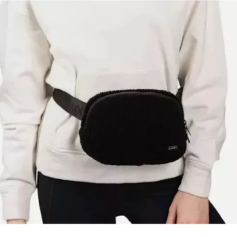 NWT Lole Fleece Belt Bag Black One Size Zipper Closure and Pockets